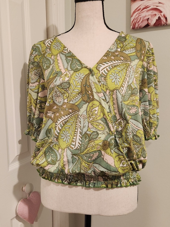 meloday m Tops - MELLODAY Green Paisley V-Neck Smocked Hem Top